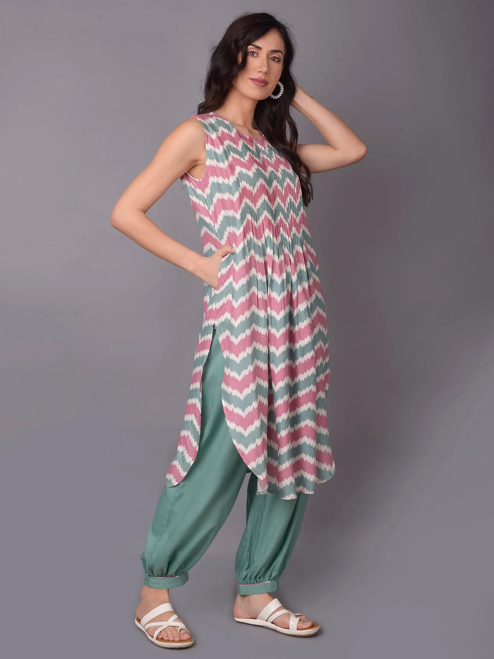 Women Green Geometric Printed Kurta With Harem Pant