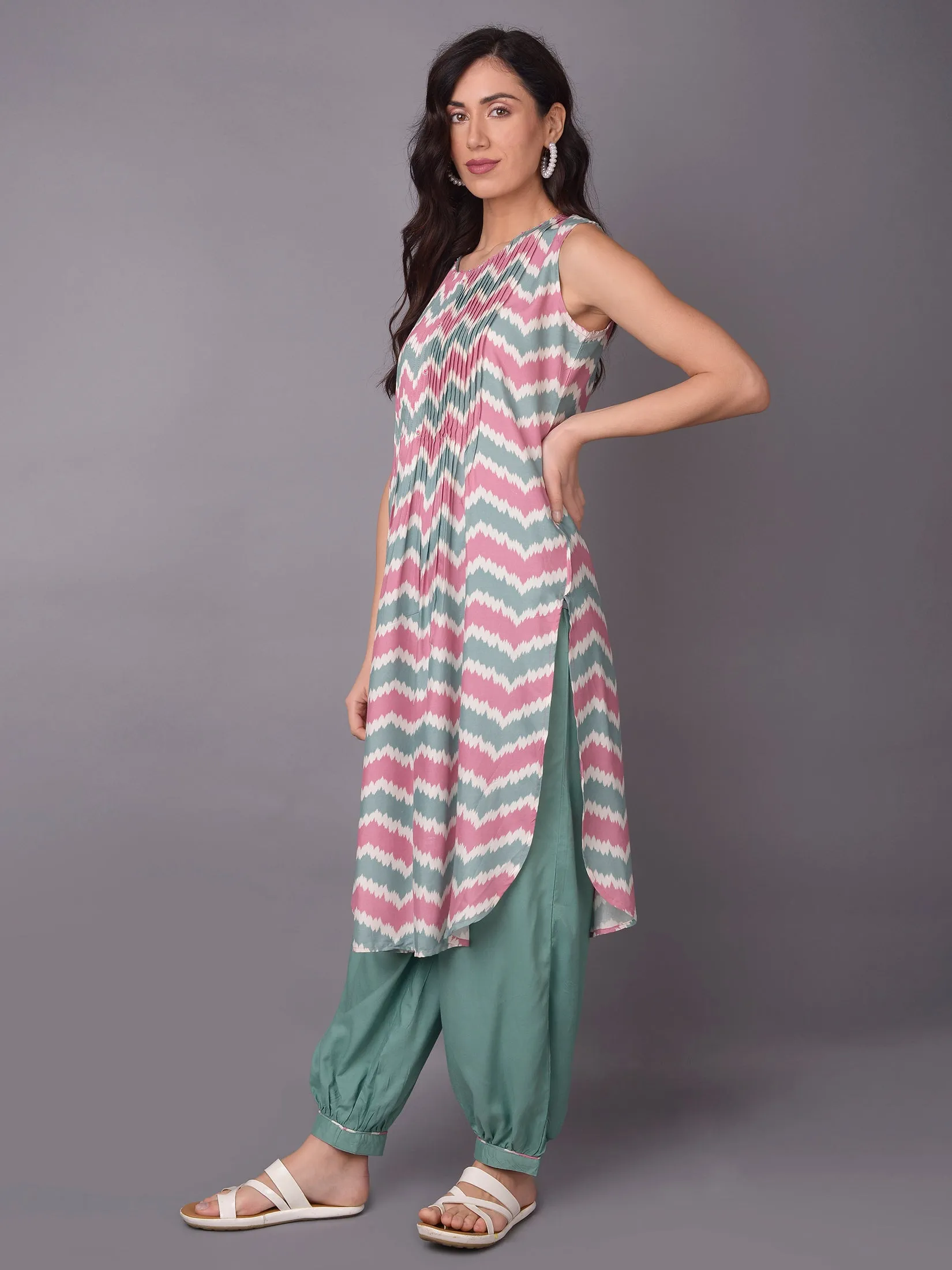 Women Green Geometric Printed Kurta With Harem Pant